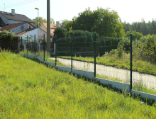 Montáž 3D plotových panelů ve svahu – dvojitá podhrabová betonová deska – Horní Bříza Montáž 3D plotových panelů ve svahu – dvojitá podhrabová betonová deska – Horní Bříza